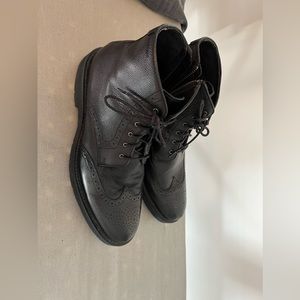 Johnston and Murphy Kinley Wingtip Zip Boot
Black Pebbled Size 10M